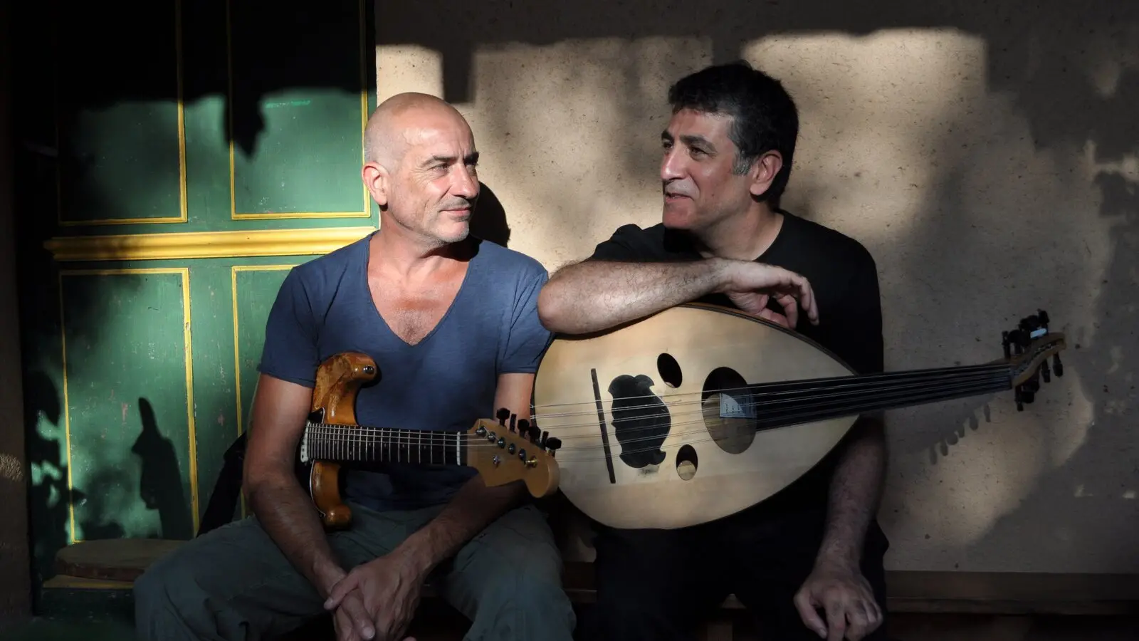 Serge Teyssot-Gay, guitariste de Noir Désir, avec l'oudiste Khaled Al Jaramani (Interzone) en 2012