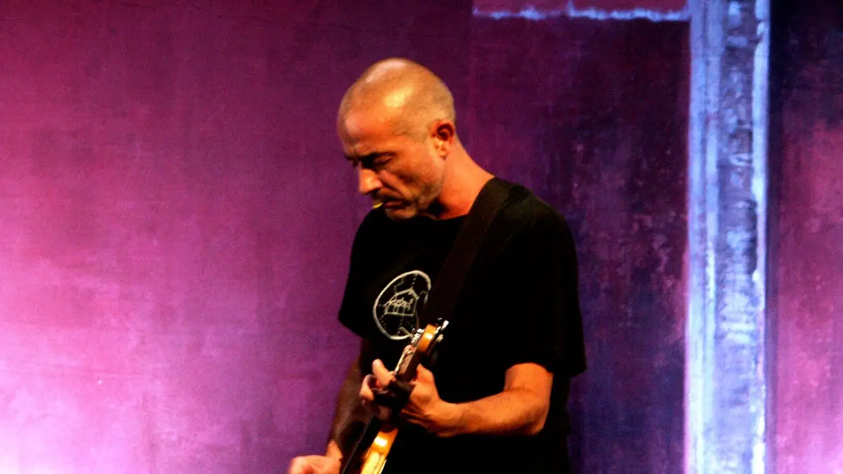 Serge Teyssot-Gay, guitariste et cofondateur de Noir Désir, à la guitare en 2005