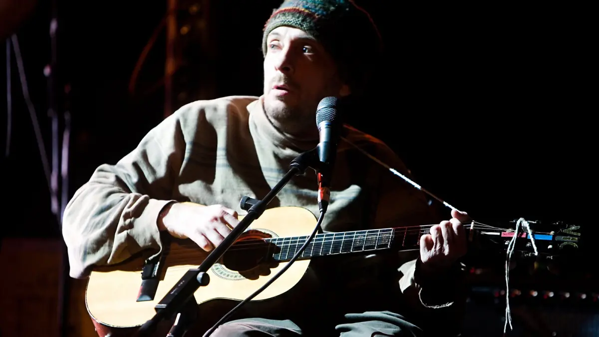 Vic Chesnutt à la guitare au festival La Route du Rock en 2008
