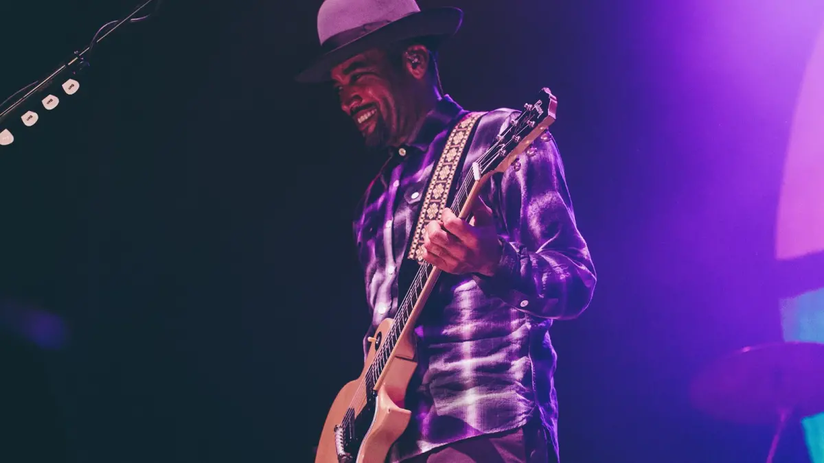 Ben Harper à la guitare sur scène