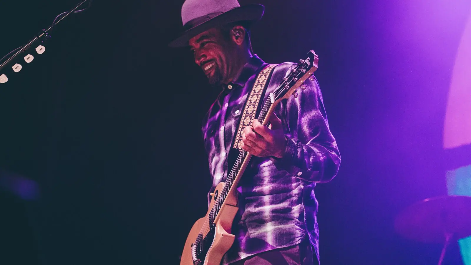 Ben Harper à la guitare sur scène