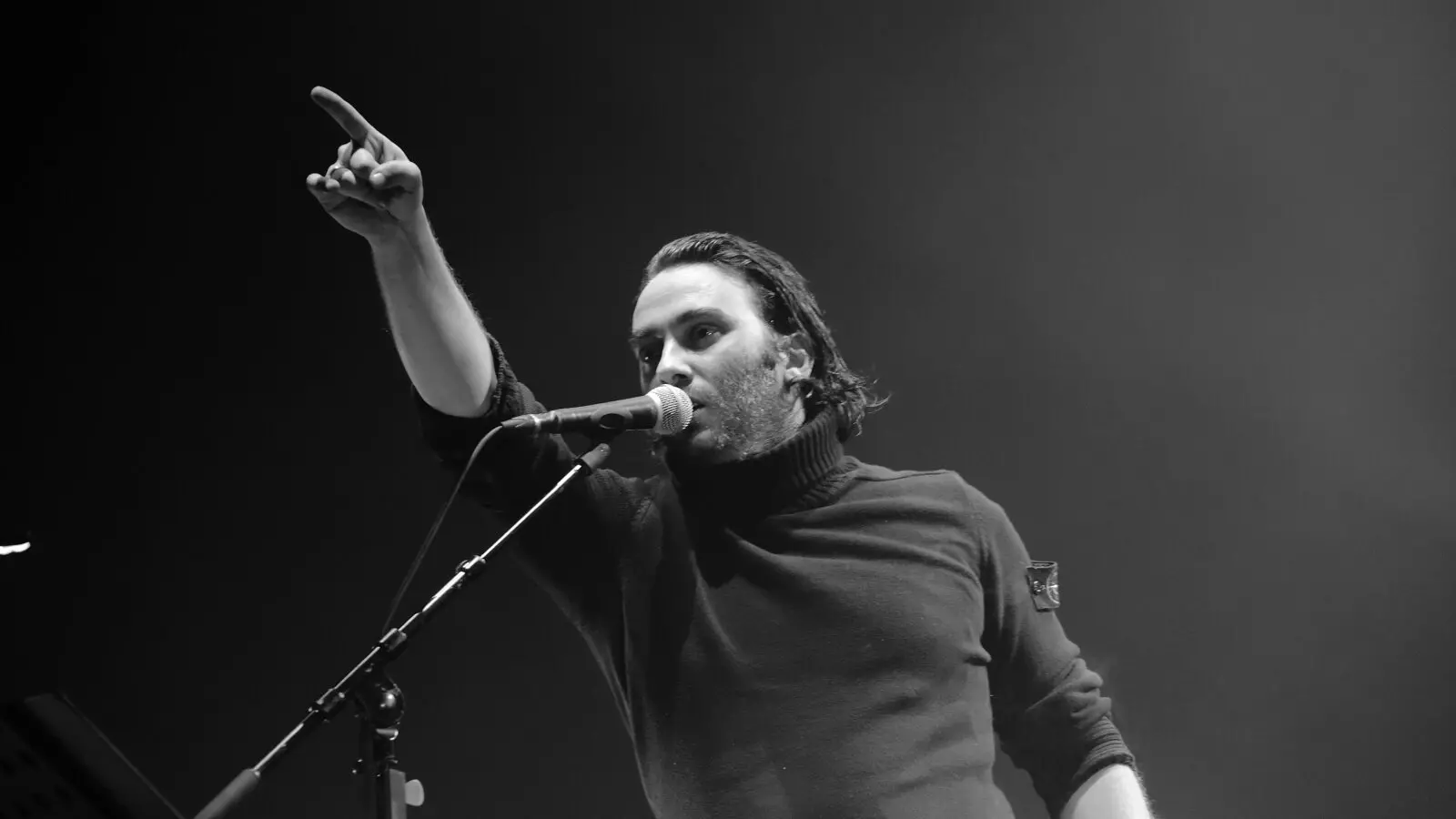 Saez au micro au Galaxie d'Amnéville en avril 2013