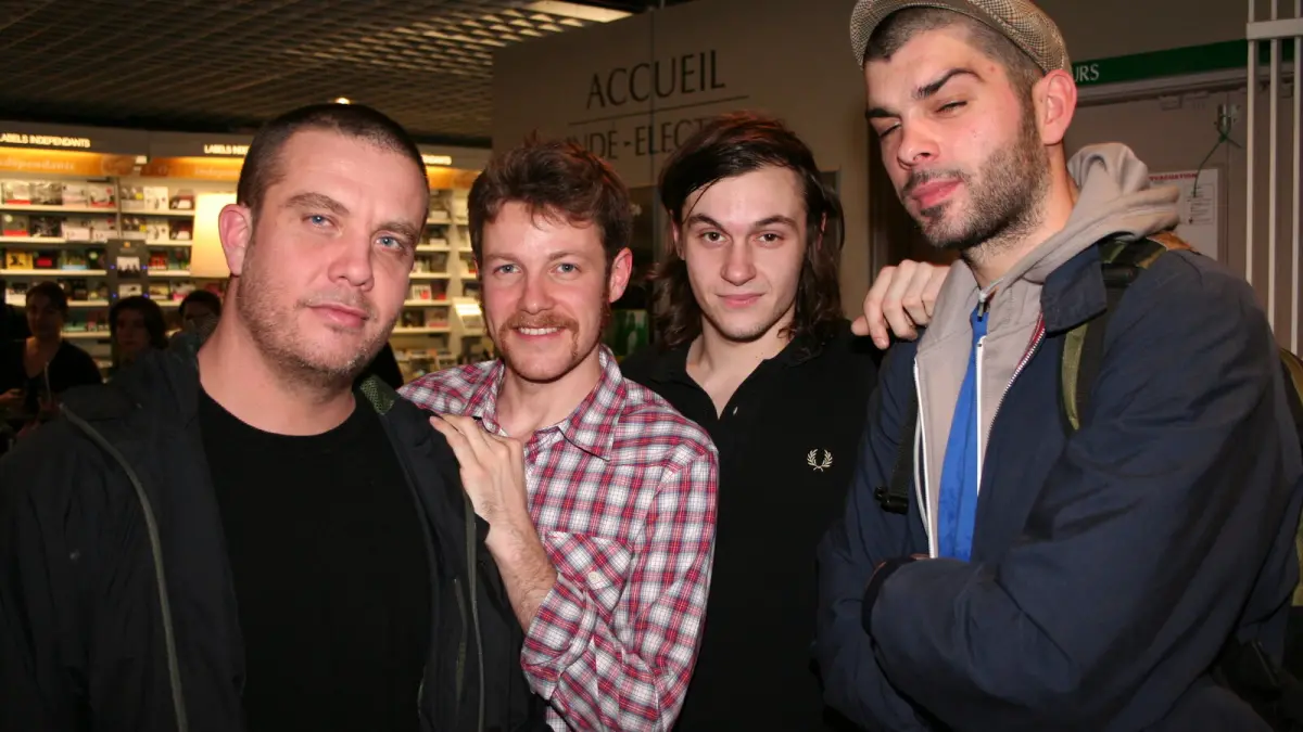 Le groupe de DJ Birdy Nam Nam lors d'un showcase à la Fnac des Halles en 2007